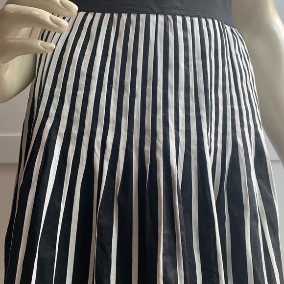 Women's A line skirt. Black & White size 6. - Picture 2 of 6